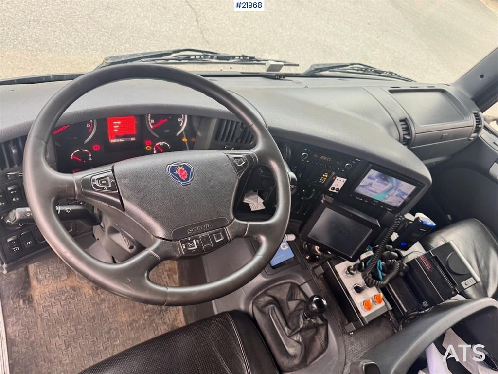 Scania P340 6x2 Refuse truck w/ Crane.