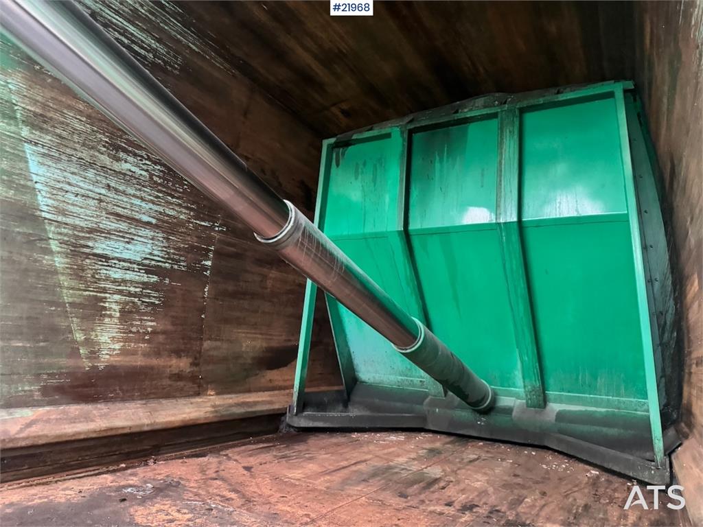 Scania P340 6x2 Refuse truck w/ Crane.