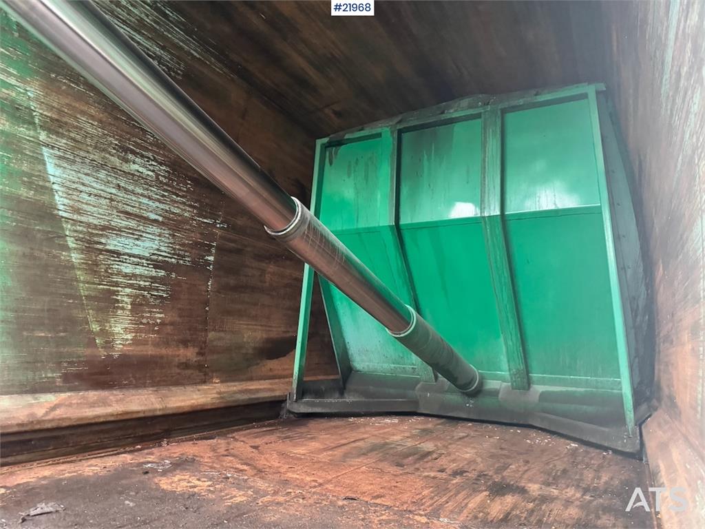 Scania P340 6x2 Refuse truck w/ Crane.