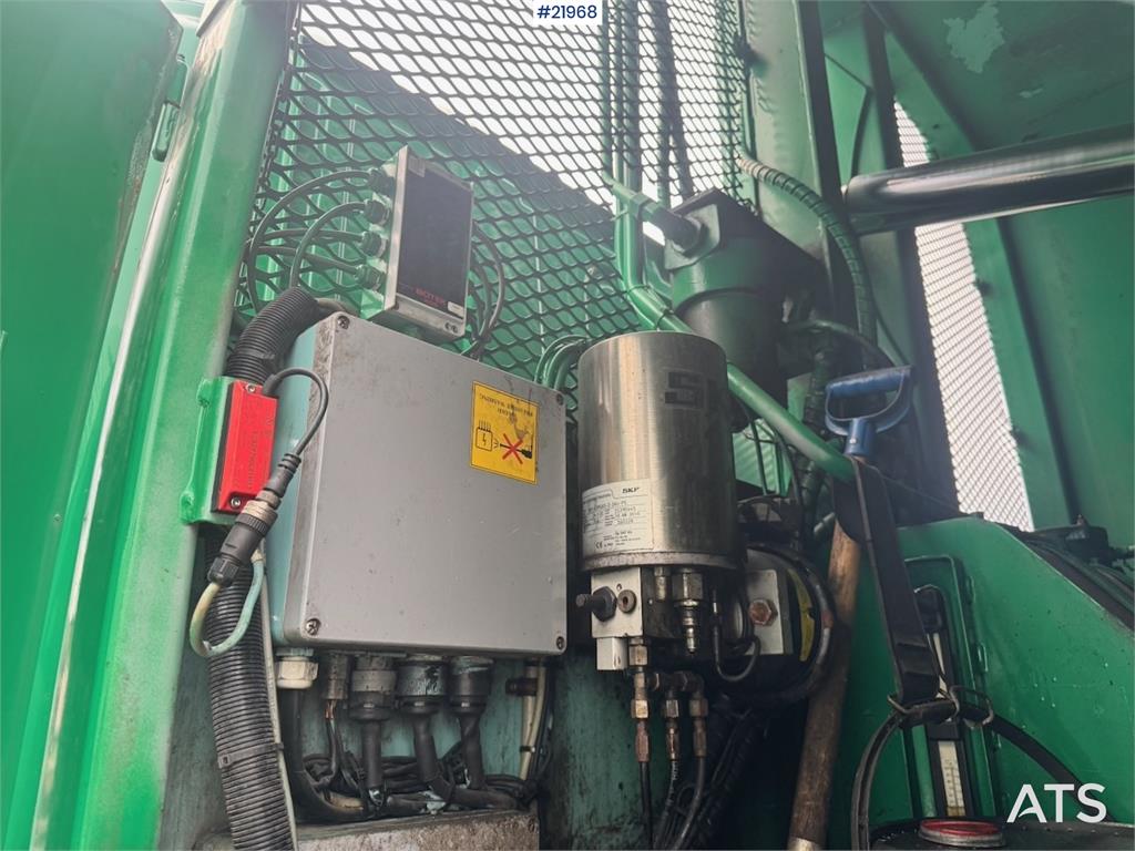 Scania P340 6x2 Refuse truck w/ Crane.