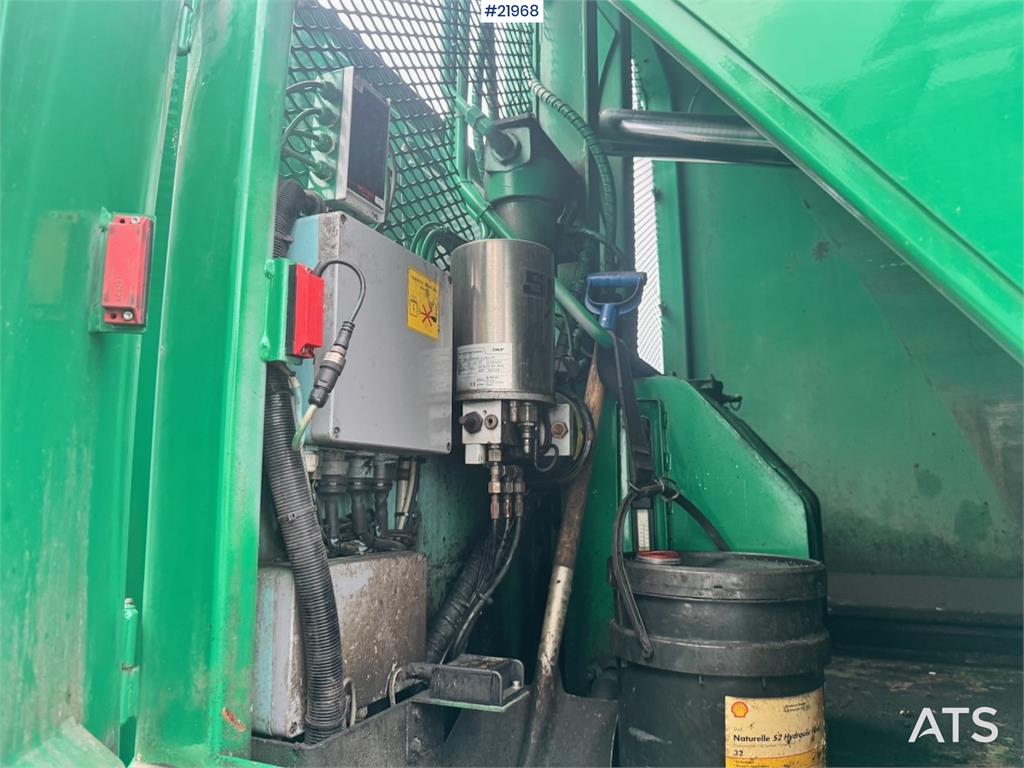 Scania P340 6x2 Refuse truck w/ Crane.