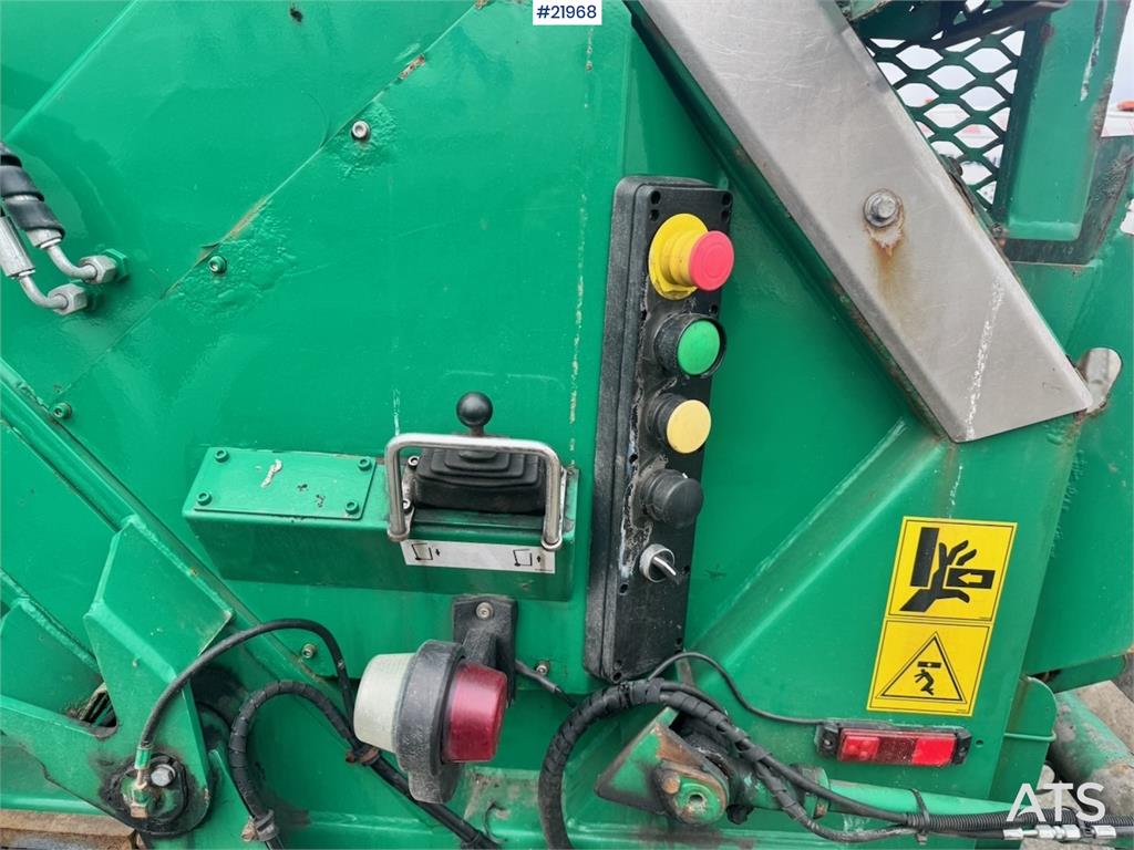 Scania P340 6x2 Refuse truck w/ Crane.