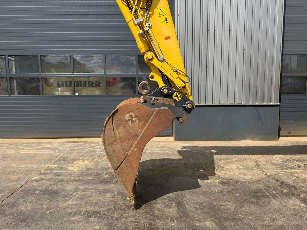 Komatsu PW180-11