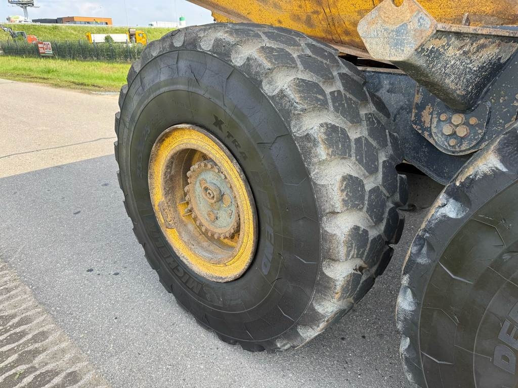 Komatsu HM300-2