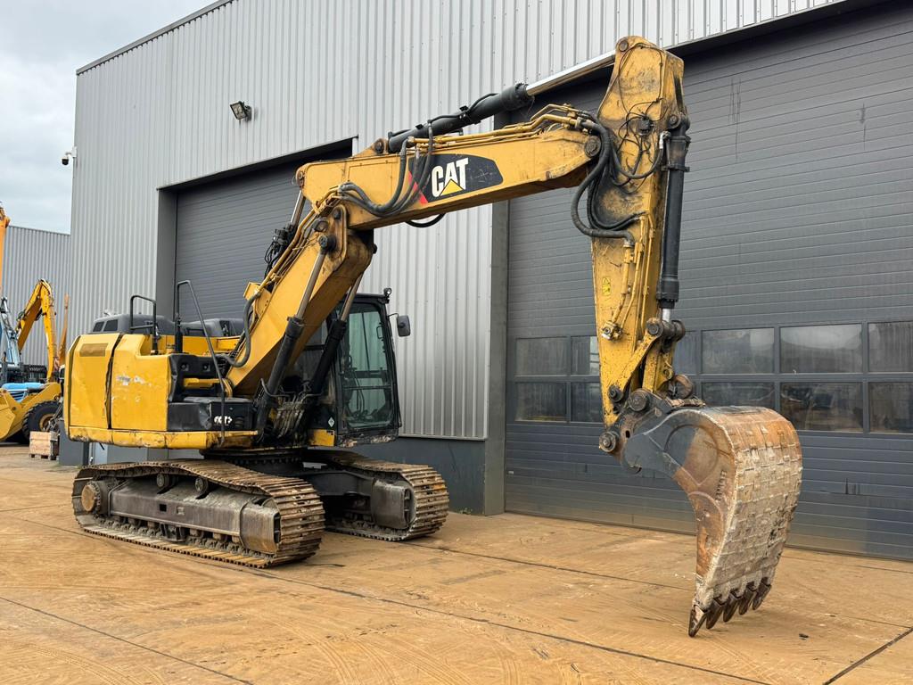 CAT 323E