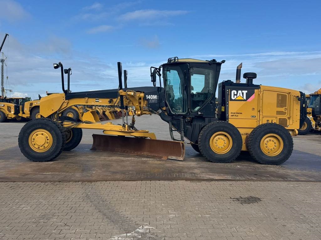 CAT 140M2 AWD