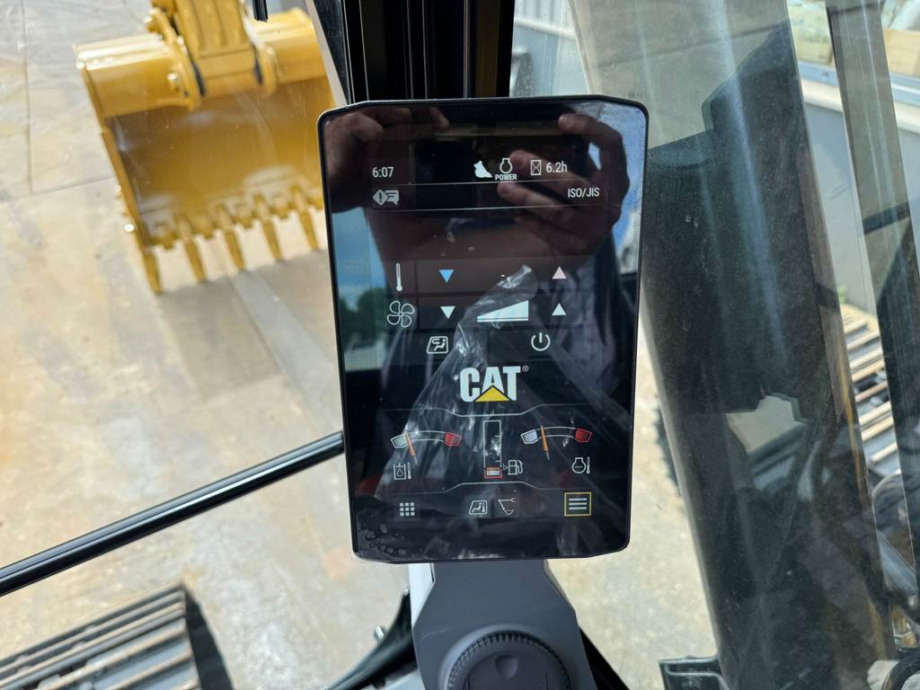 CAT 323D3