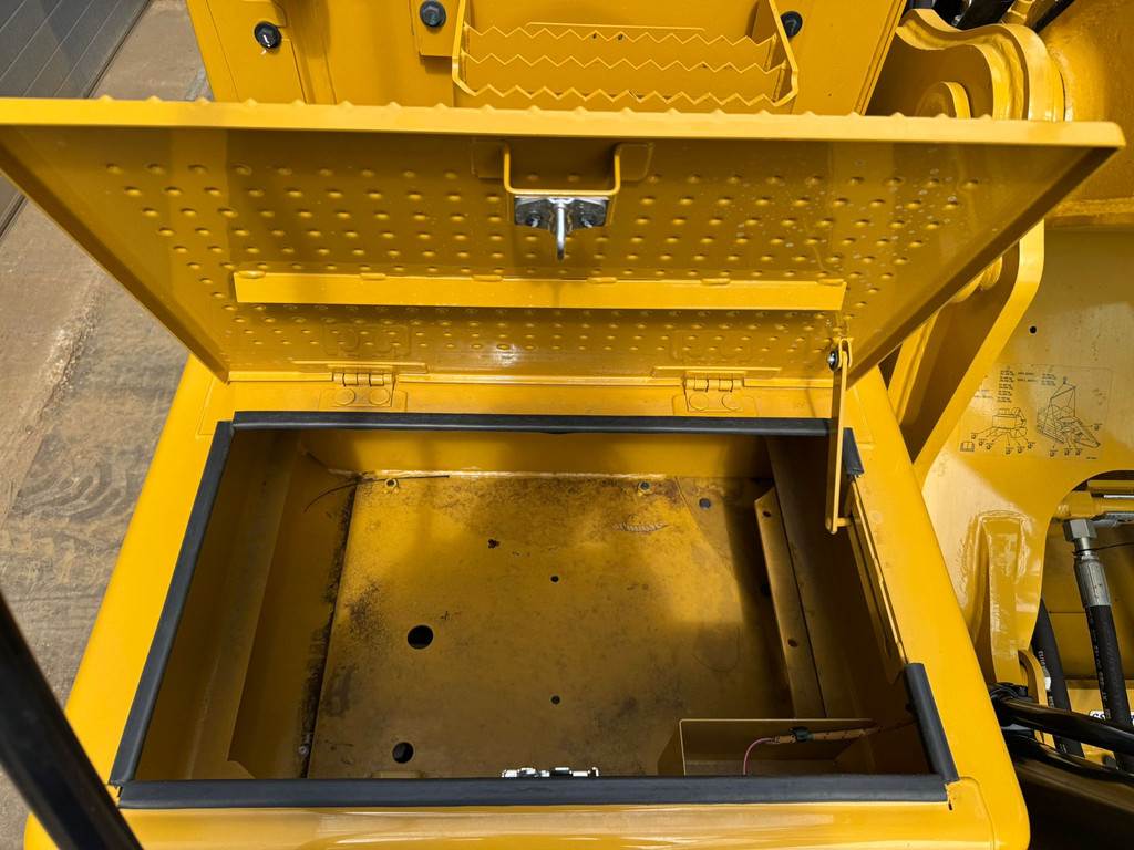 CAT 323D3