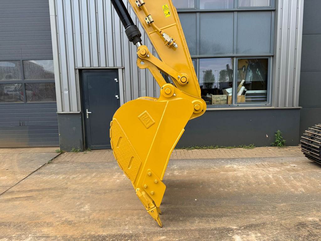 CAT 323D3