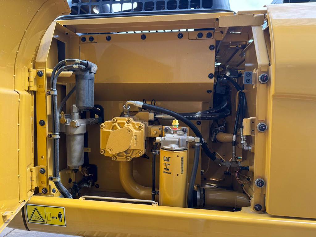 CAT 323D3