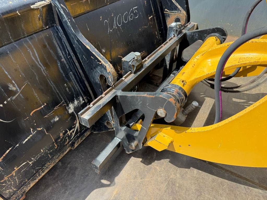 CAT 908M CE + EPA