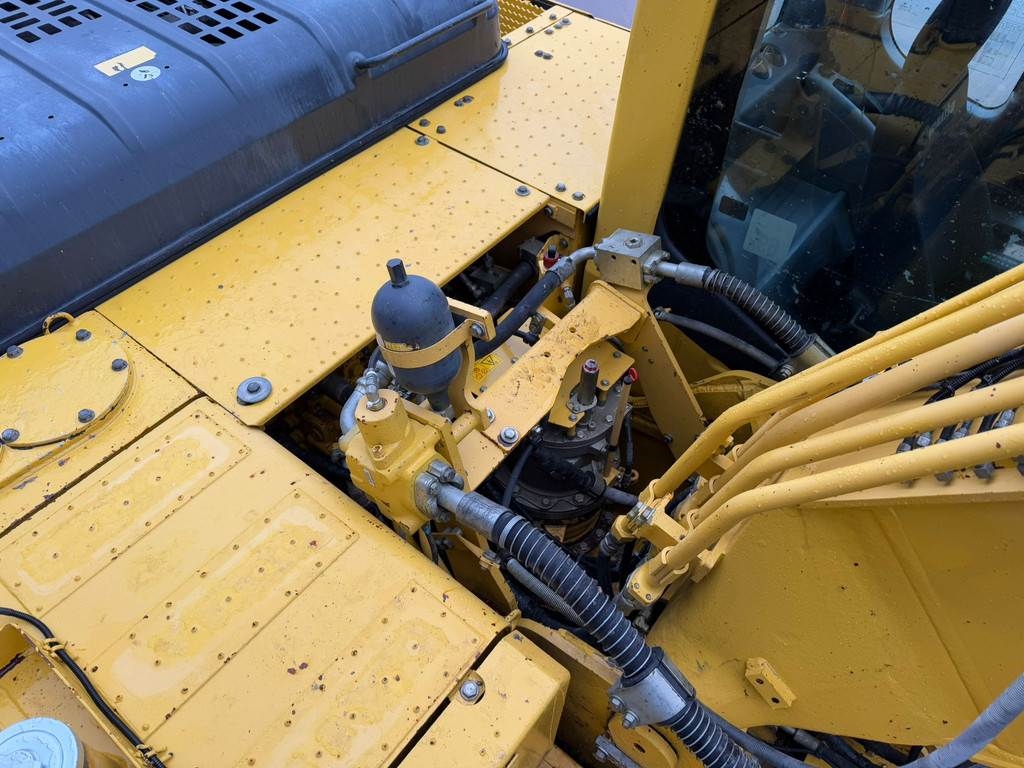 Komatsu HB215LC-1 HB