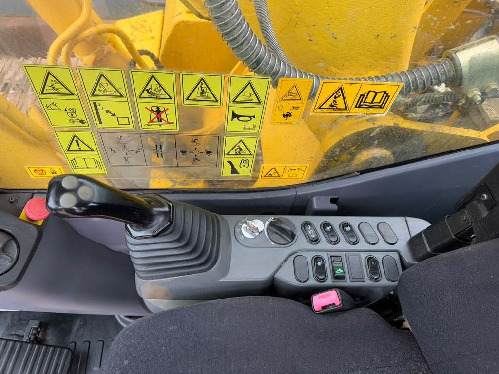 Komatsu HB215LC-1 HB