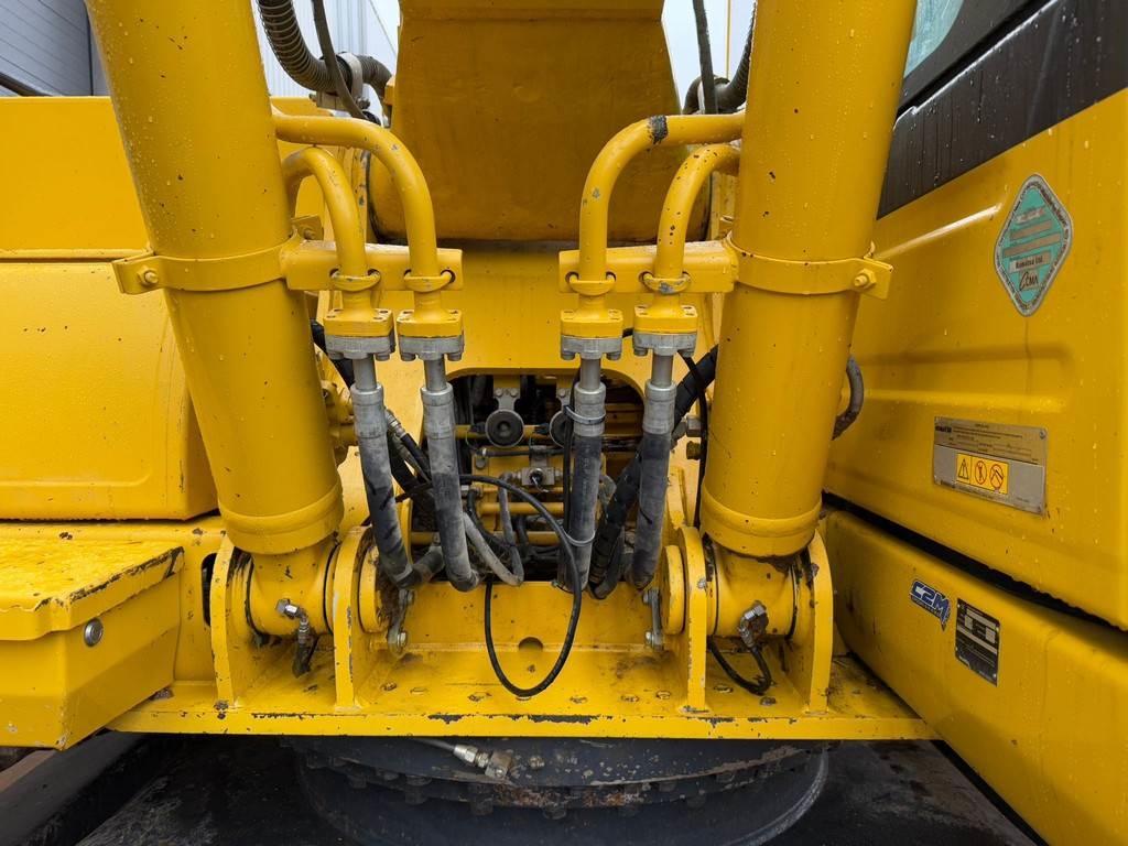 Komatsu HB215LC-1 HB