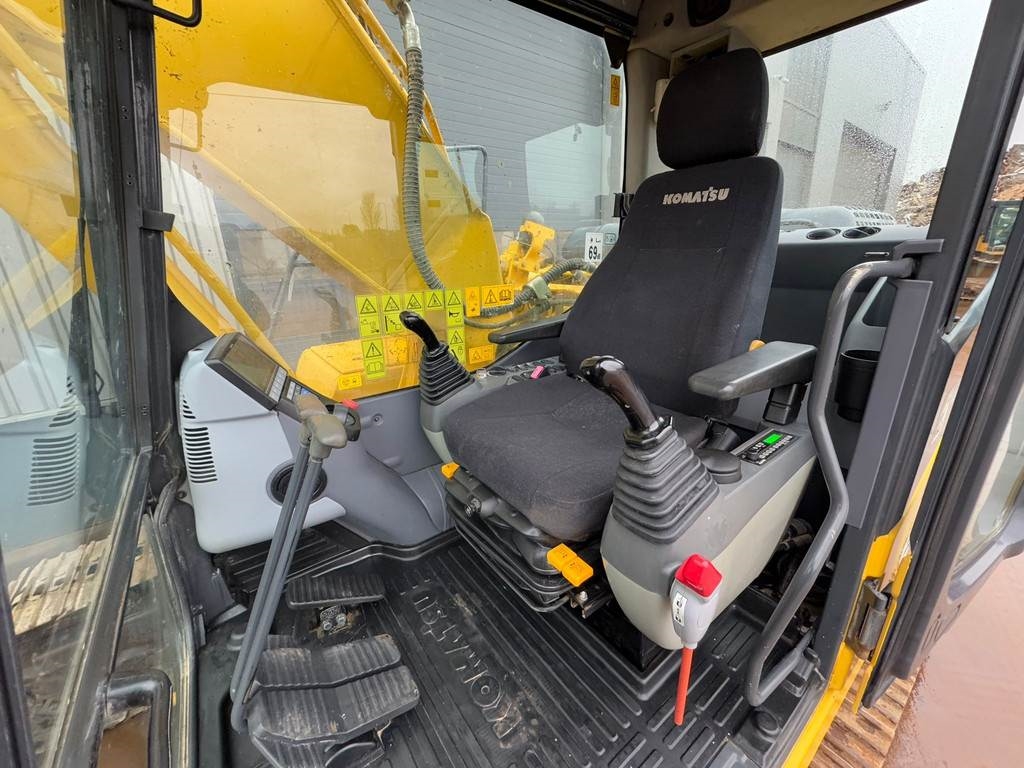 Komatsu HB215LC-1 HB