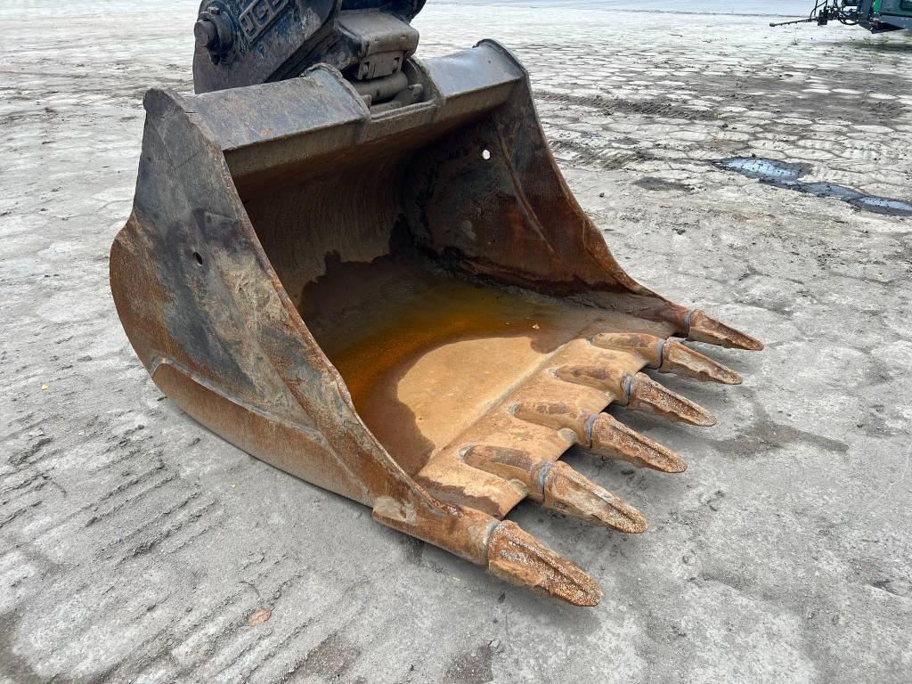 JCB 220X LC