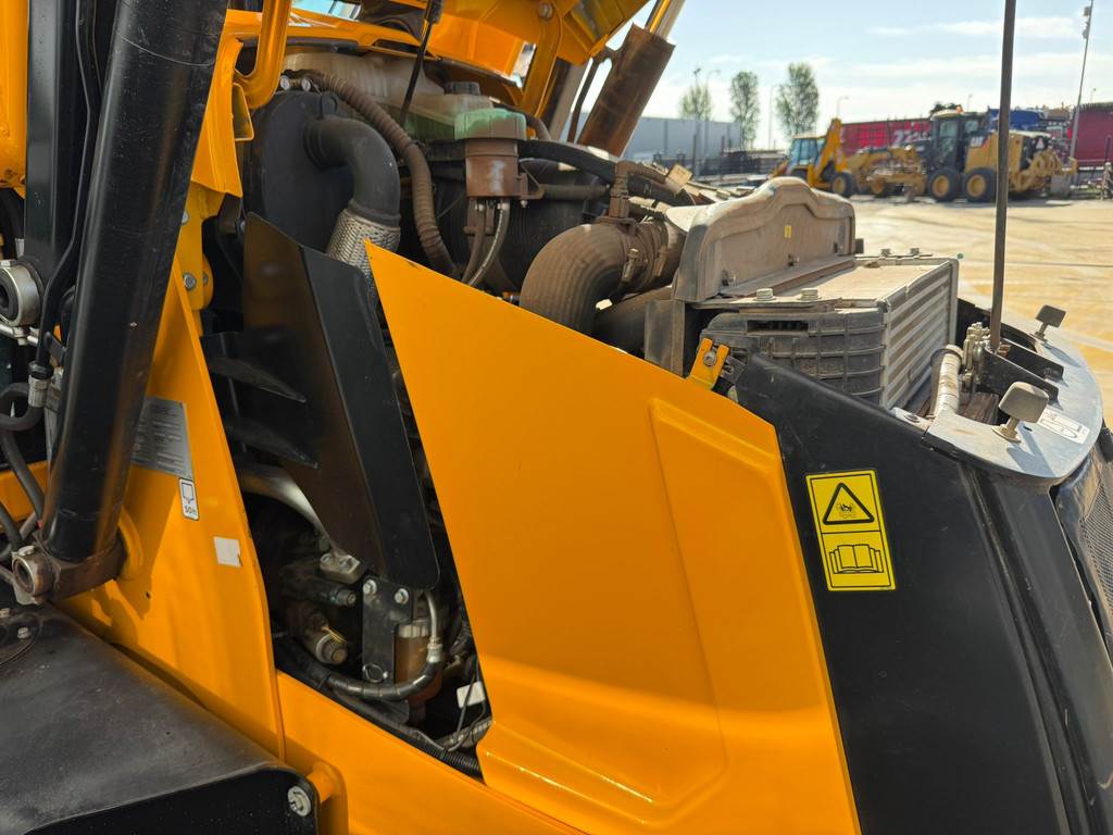 JCB 3DX 4x4 Xtra with extendable boom