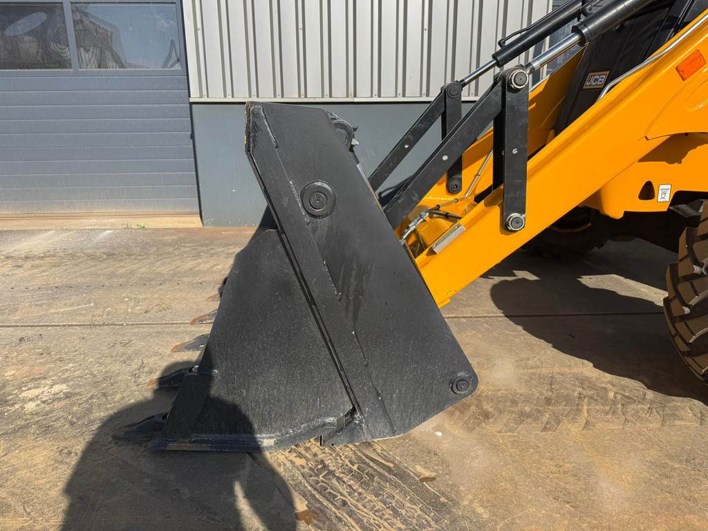 JCB 3DX 4x4 Xtra with extendable boom