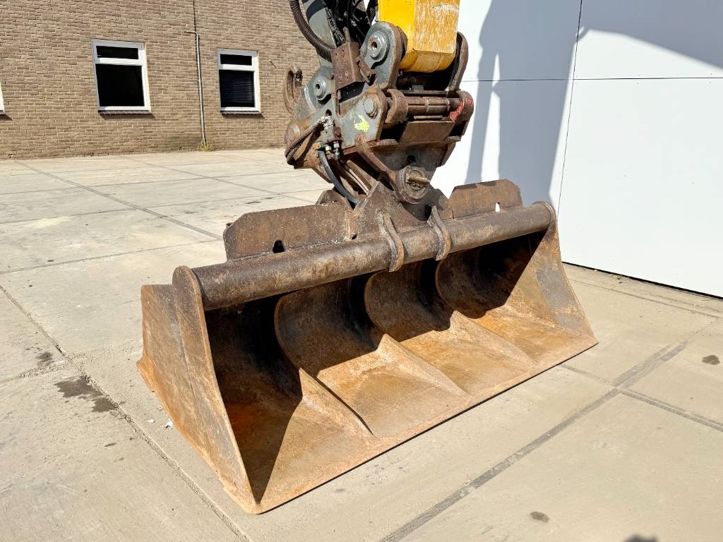 Liebherr R926NLC - Oilquick Tilting Bucket German Machine