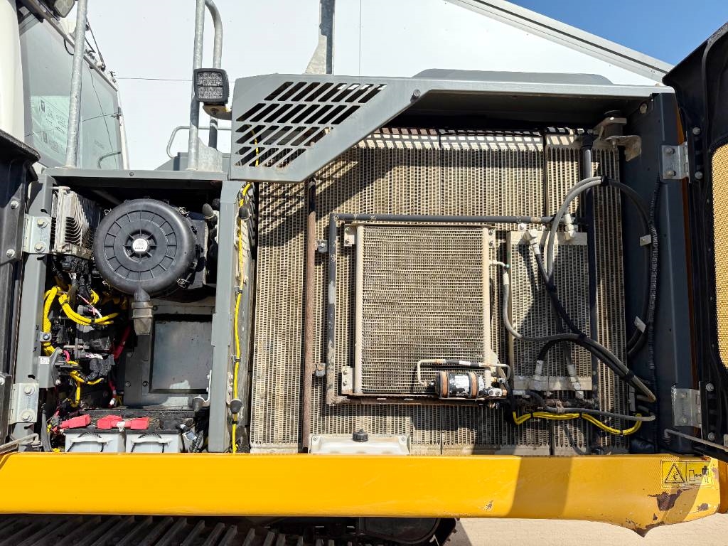 Liebherr R926NLC - Oilquick Tilting Bucket German Machine