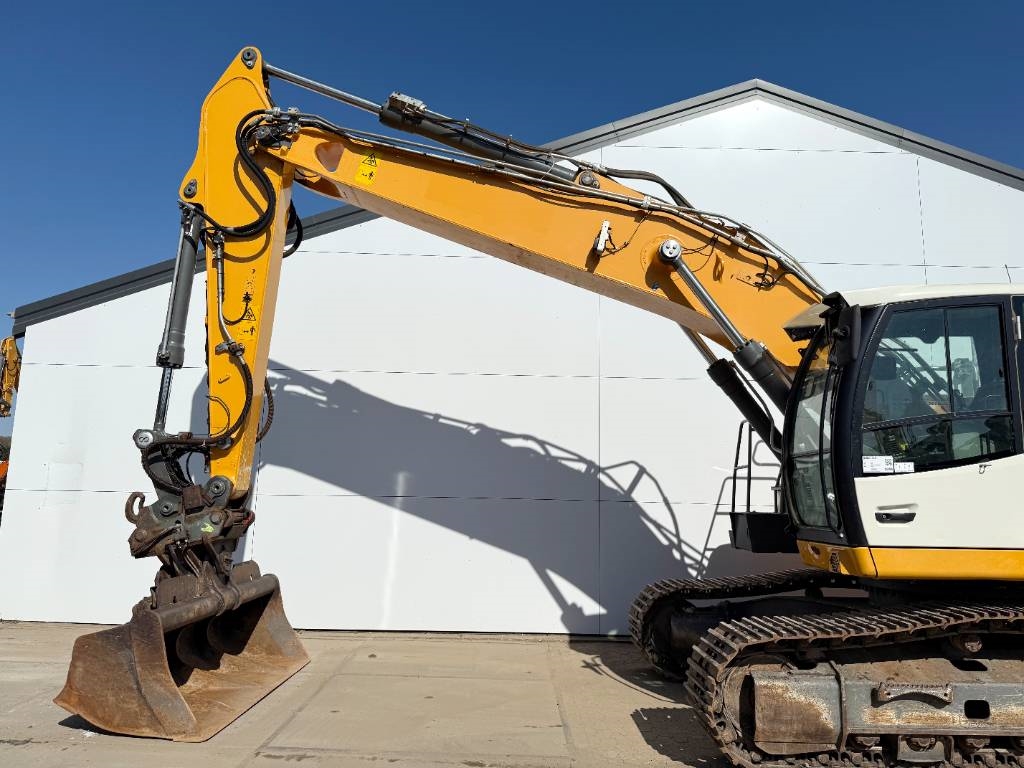 Liebherr R926NLC - Oilquick Tilting Bucket German Machine