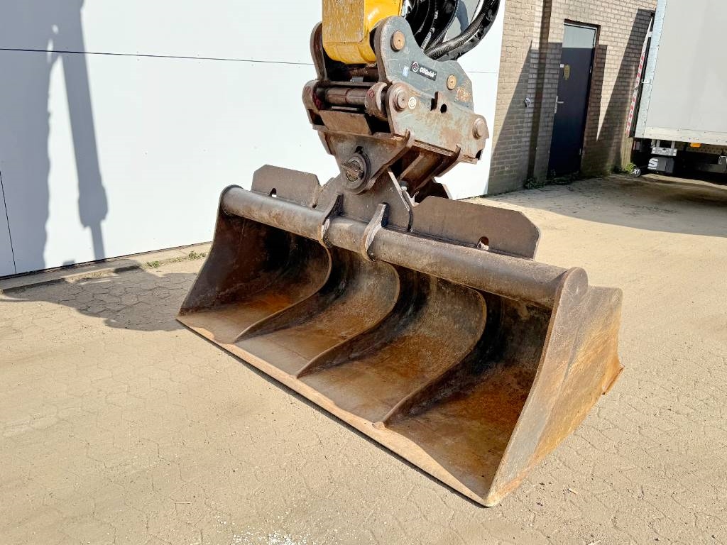 Liebherr R926NLC - Oilquick Tilting Bucket German Machine