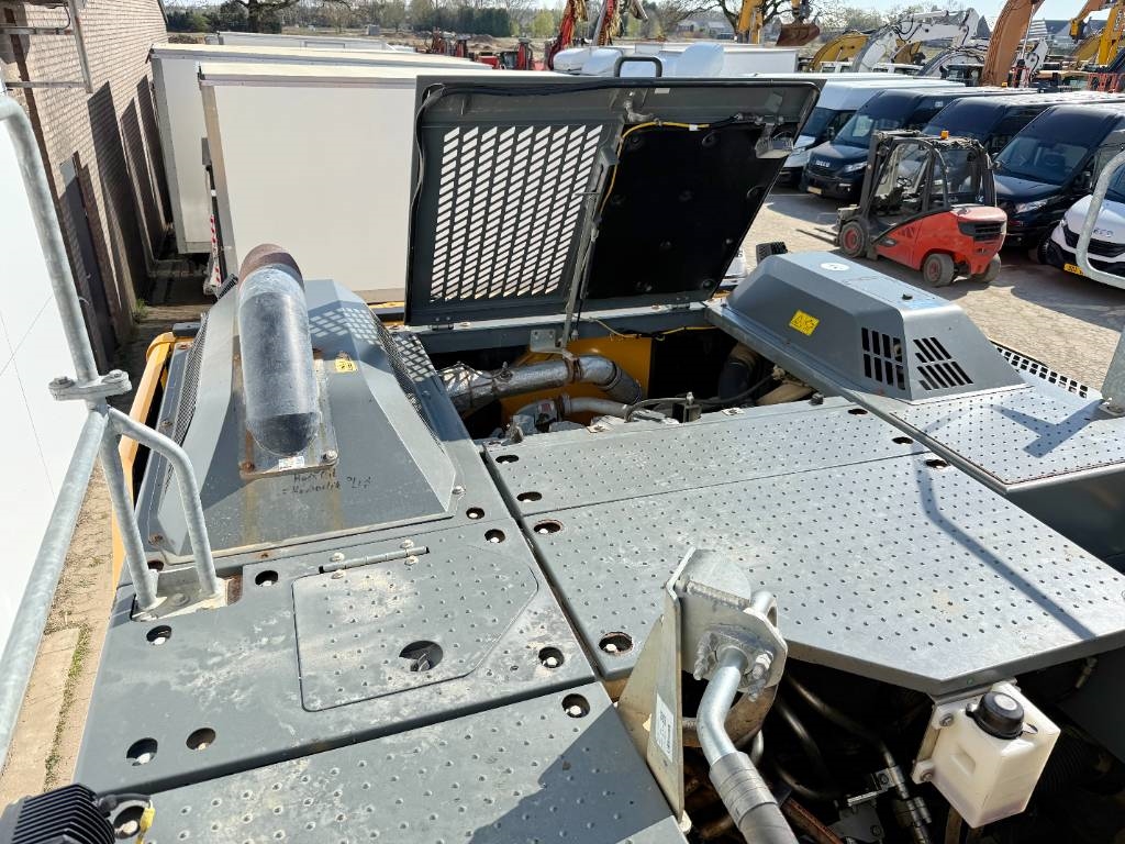 Liebherr R926NLC - Oilquick Tilting Bucket German Machine