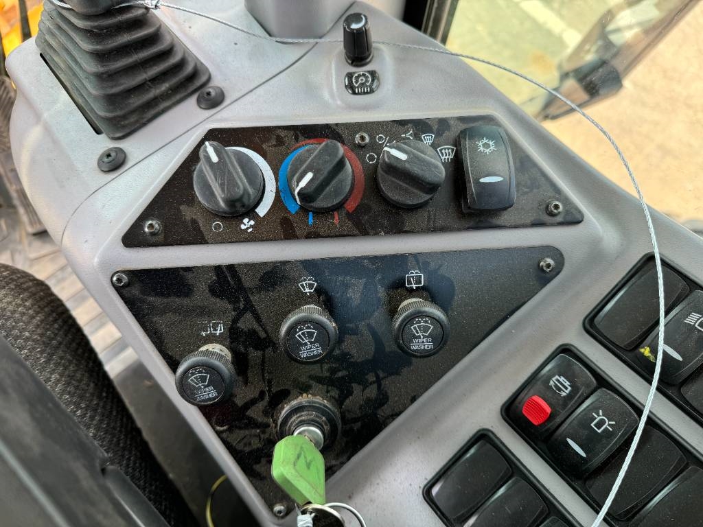 Volvo G970 - 3 Tine Ripper / EPA Certified