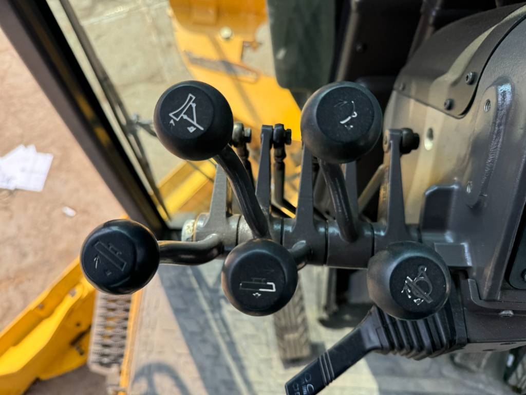 Volvo G970 - 3 Tine Ripper / EPA Certified