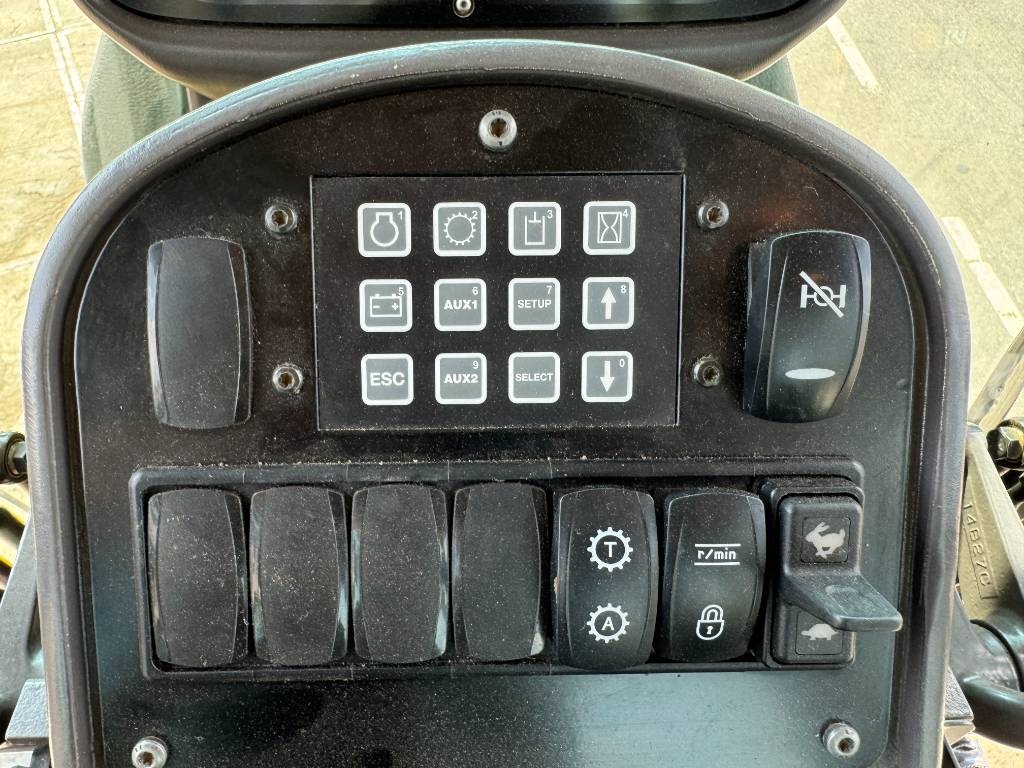 Volvo G970 - 3 Tine Ripper / EPA Certified