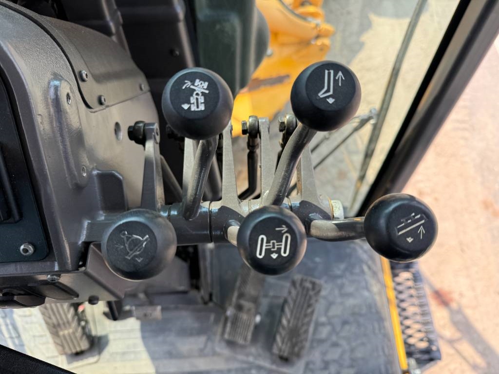 Volvo G970 - 3 Tine Ripper / EPA Certified