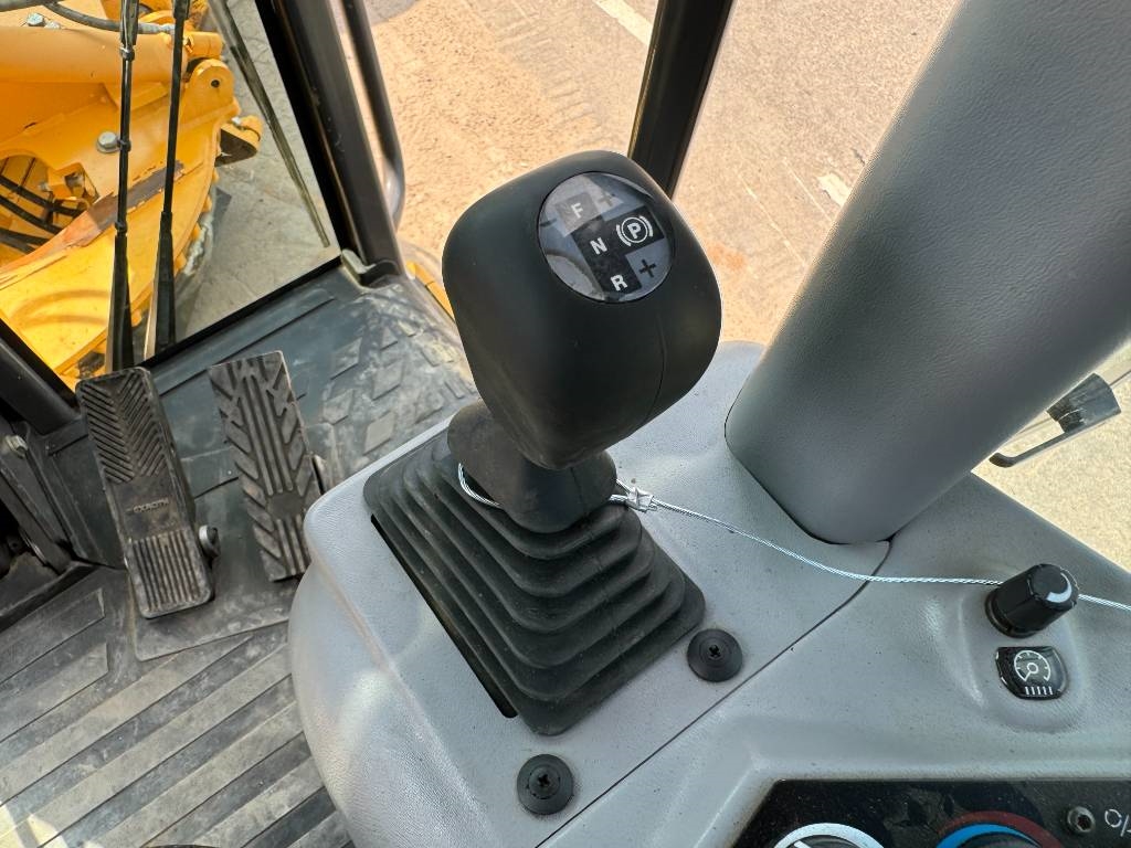 Volvo G970 - 3 Tine Ripper / EPA Certified
