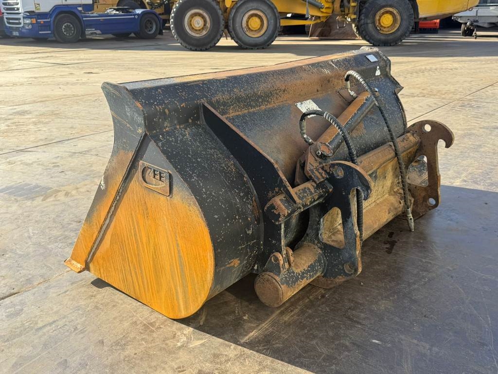 [Other] ZFE Side-Tilting bucket for CAT 908 SW