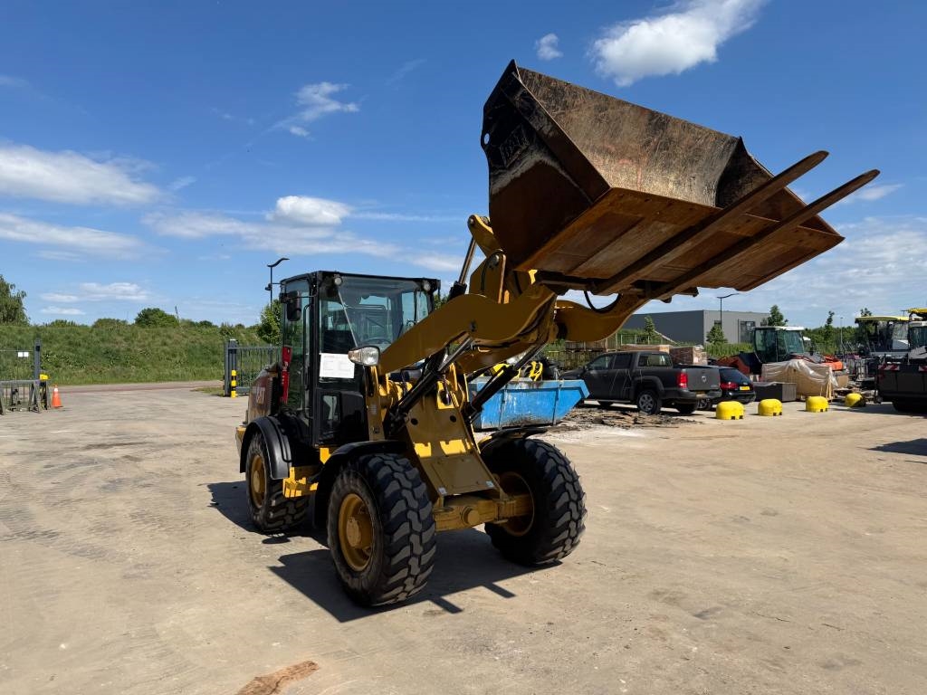 CAT 906M