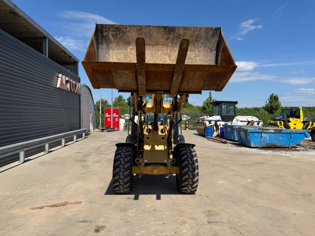 CAT 906M