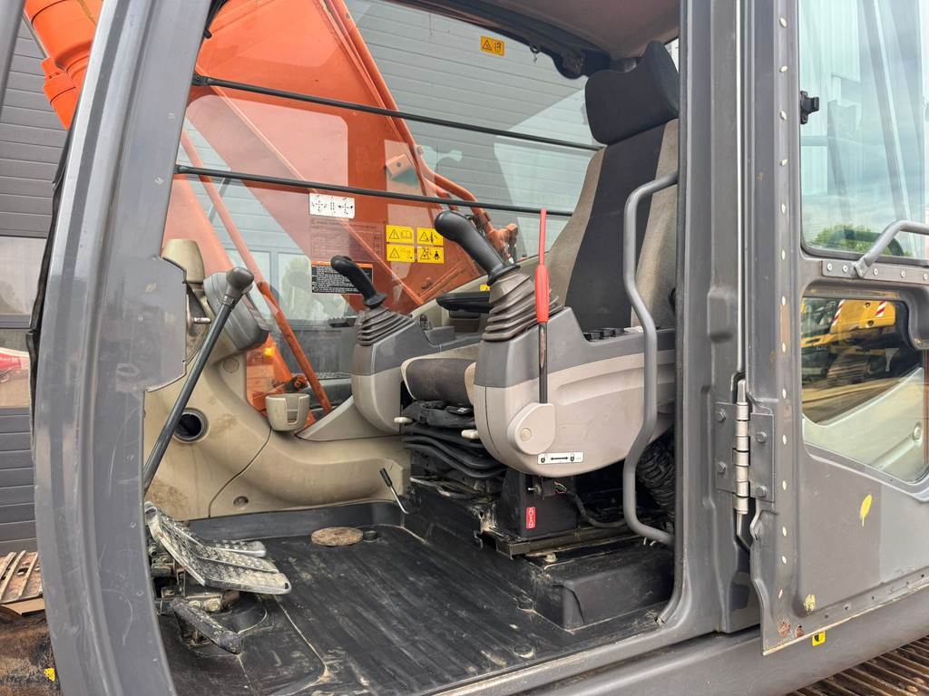 Hitachi ZX210LC-3