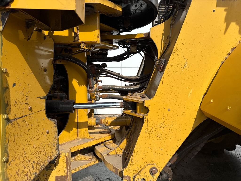CAT 980M - Central Greasing / Backup Camera