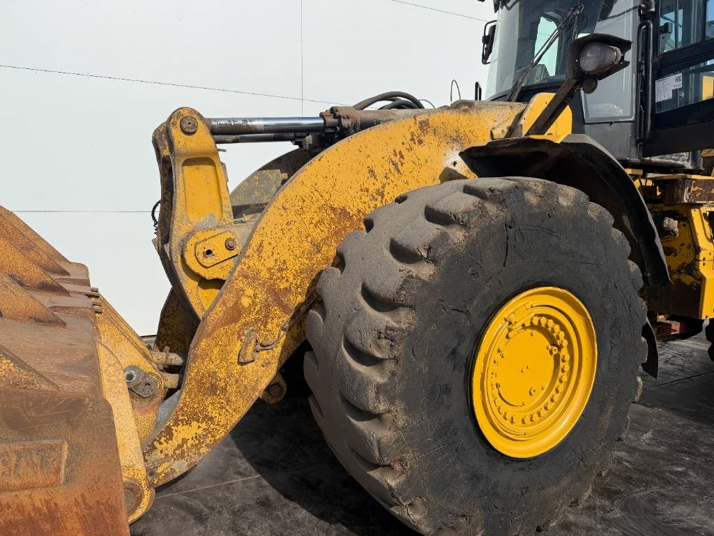 CAT 980M - Central Greasing / Backup Camera