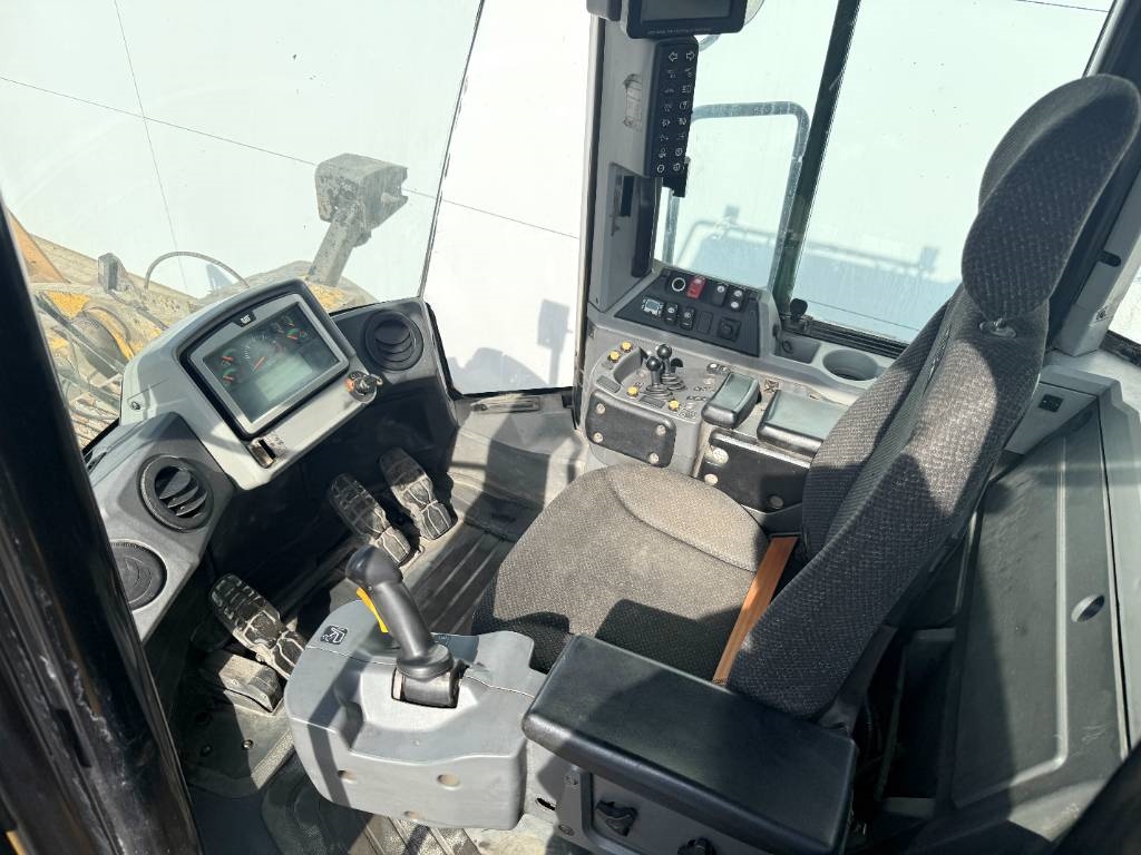 CAT 980M - Central Greasing / Backup Camera