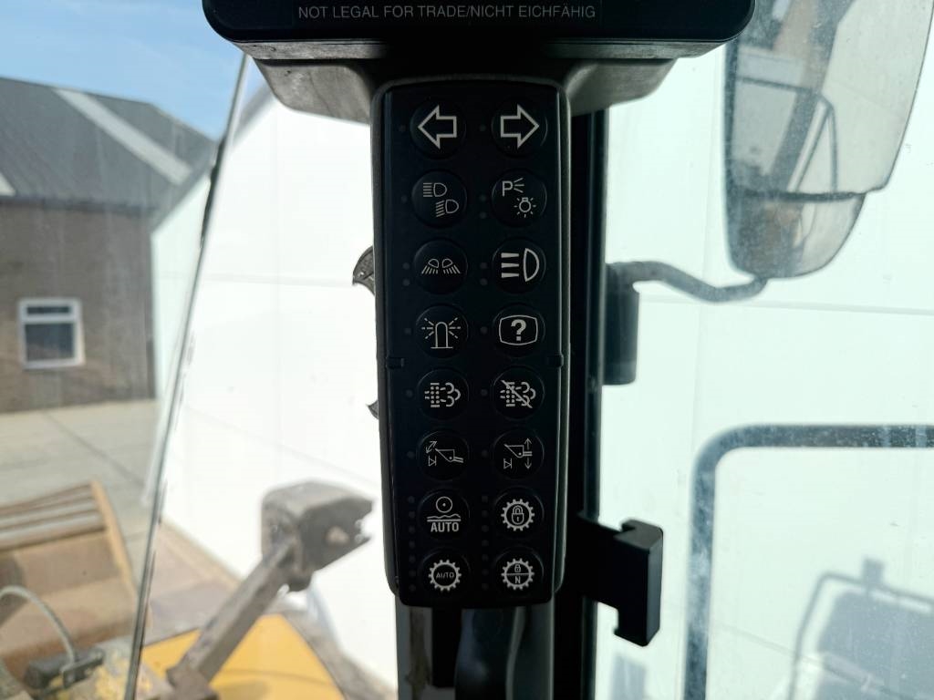 CAT 980M - Central Greasing / Backup Camera