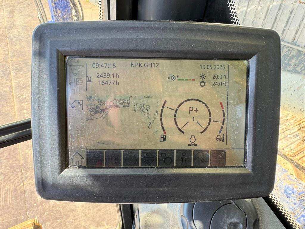 Liebherr R946 - triple boom