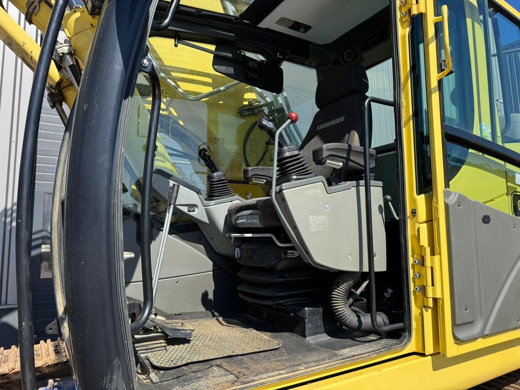 Liebherr R946 - triple boom