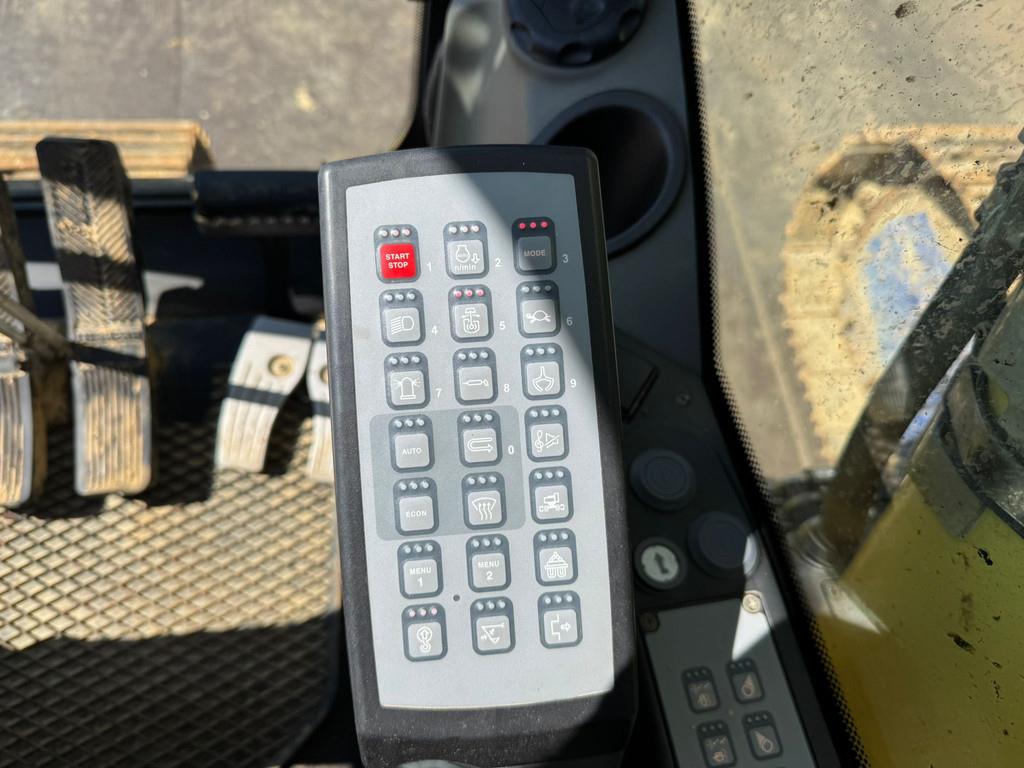 Liebherr R946 - triple boom