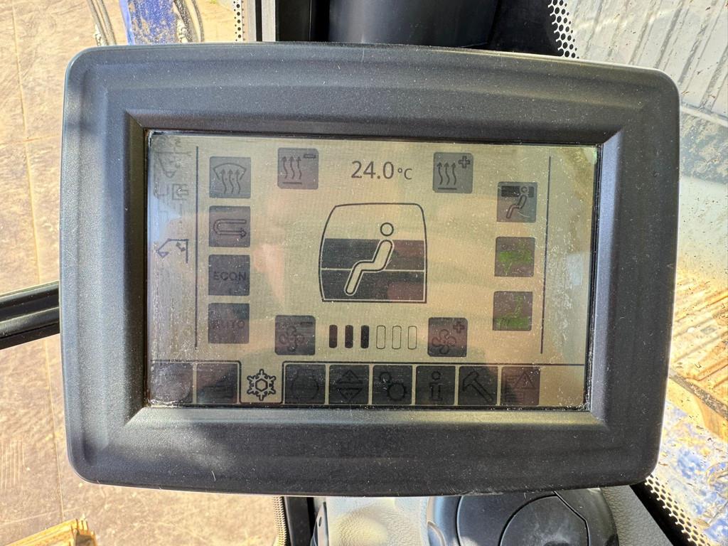 Liebherr R946 - triple boom