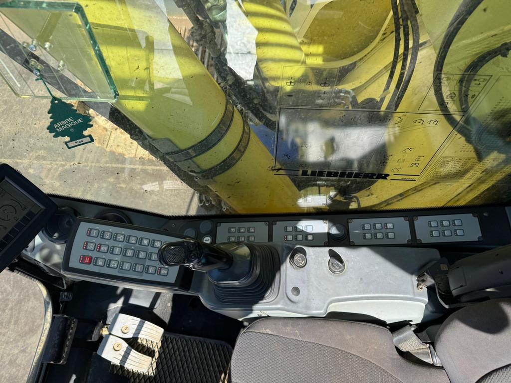 Liebherr R946 - triple boom