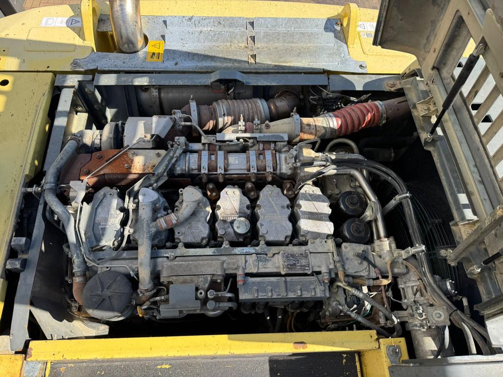 Liebherr R946 - triple boom