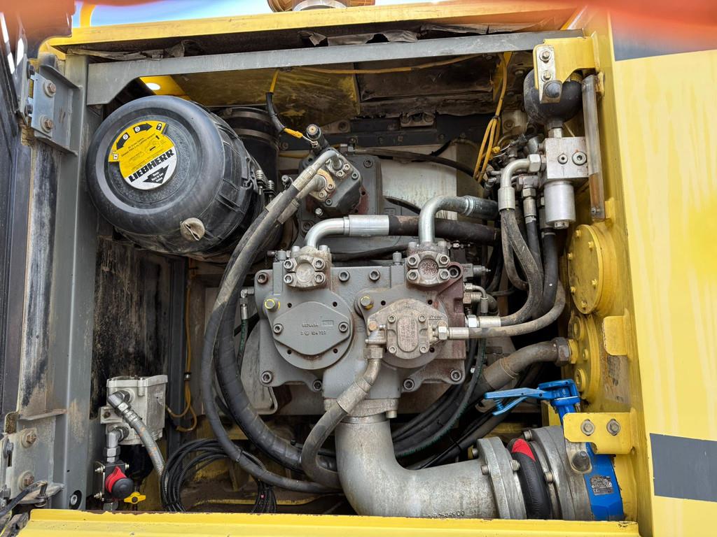 Liebherr R946 - triple boom