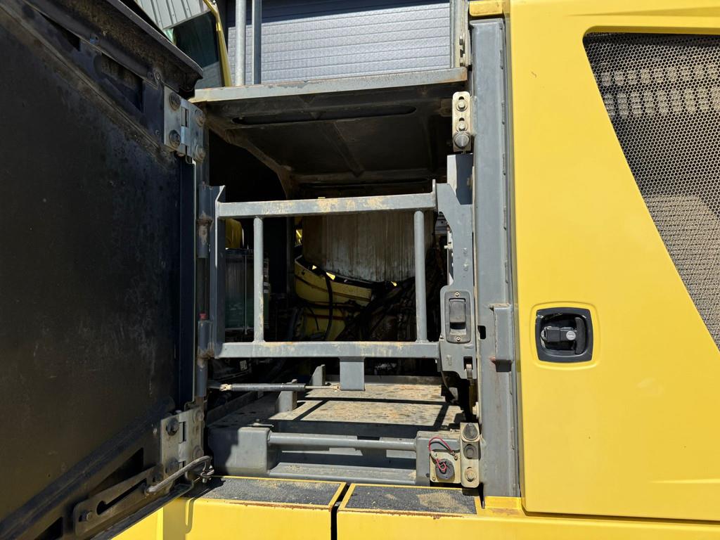 Liebherr R946 - triple boom