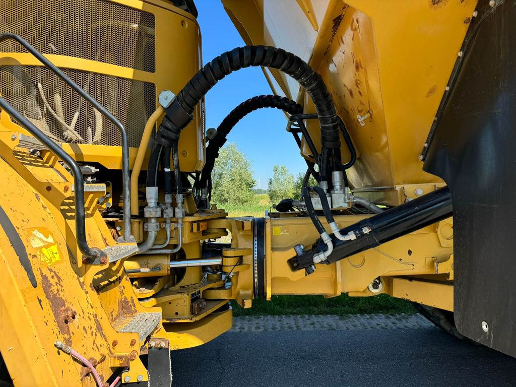 CAT 740B