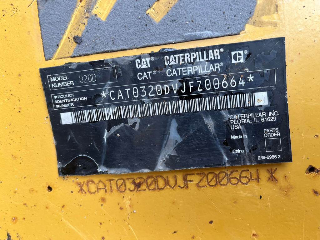 CAT 320D - bucket with teeth